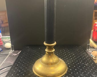 Candelabro de columna de latón con nervaduras negras