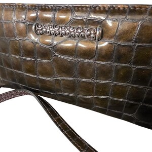 Brighton Metallic Bronze Croc Embossed Leather Crossbody Wallet Bag Olive Safari immagine 2