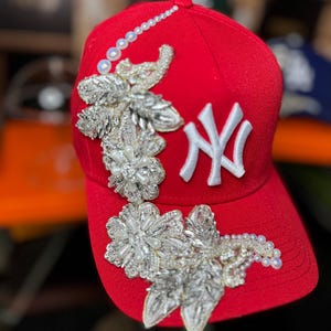 カスタムメイドの赤いNYスナップバックハット：クリスタルとパールのフローラルアクセントで手作業で装飾されています