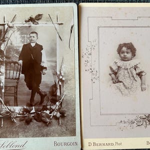 NUEVO STOCK Par de grandes fotografías antiguas de niños franceses de la década de 1900, retratos CDV, gabinete, tarjetas gruesas, ilustraciones, efímeras