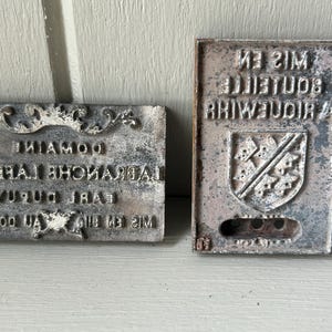 NUOVO STOCK Coppia di timbri originali in metallo fuso pesante vintage per vino francese Chateau Label Letter Press Vineyard St Emilion Bordeaux