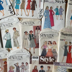 NUOVO STOCK Ampia collezione di modelli di cucito per abiti da donna vintage degli anni '70-'80, tutti originali, vecchi documenti cartacei effimeri