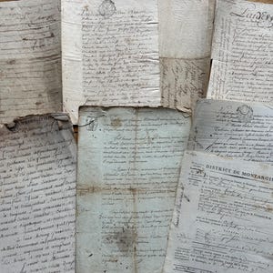 Peut inclure: Ensemble de documents manuscrits anciens, avec du papier vieilli et de l'encre fanée. Les papiers présentent une écriture complexe et des signes d'usure, dont des déchirures et une décoloration, suggérant une importance historique. Les documents sont disposés sur une surface en bois.
