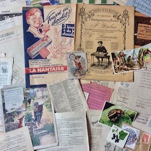 Splendidi pacchetti di effimeri documenti scolastici, buste regalo, vecchi documenti di riferimento per la scrittura a mano