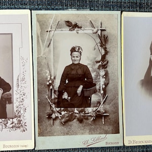 STOCK NEUF Trio de grandes photographies de dames françaises anciennes des années 1900, portraits, armoire à CDV, cartes épaisses, illustration éphémères
