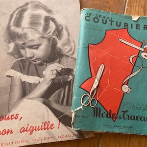 Coppia di piccoli ricami da cucito vintage francesi degli anni '50/punto croce/rivista di ricamo Libretti di carta Ephemera Craft Art