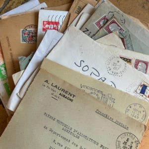 NUEVO STOCK Gran colección encantadora de sobres franceses vacíos vintage decorativos de los años 1930 a 1980 con sellos Paquete de diario basura Papel antiguo Efímero