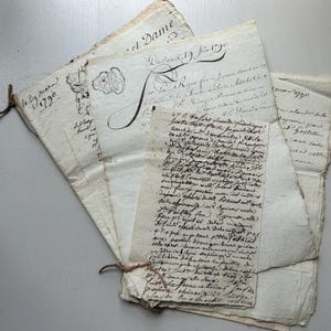Atemberaubende Sammlung von 13 gebundenen antiken Dokumenten Original 1790's Ordner von Vintage französischen handgeschriebenen Pergamentpapieren Ephemera