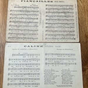 NOUVEAU STOCK Paire inhabituelle de cartes postales françaises des années 1900 avec des chansons et une partition musicale au dos, chansons françaises classiques manuscrites anciennes éphémères