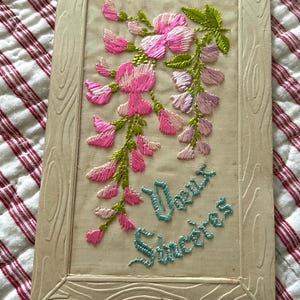 NUOVO STOCK Carine cartoline ricordo francesi vintage scritte a mano con fiori rosa ricamate degli anni '20, vecchie effimere di carta