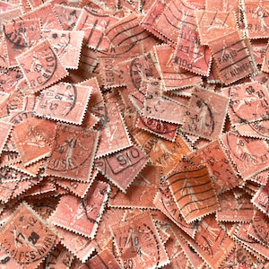 Más de 100 sellos franceses antiguos usados en color rojo/rosa que datan de la década de 1920 en adelante. Papel antiguo efímero. Manualidades