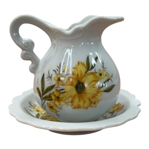 Könnte beinhalten: Ein Set aus drei Keramikvasen in verschiedenen Höhen. Die Vasen haben eine matte Oberfläche in Creme-, Beige- und Brauntönen. Die höchste Vase ist etwa 25 cm hoch.