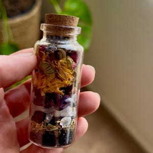 Pot met beschermende spreuk – energiereiniging, auraafscherming en verbanning van negativiteit – rituele pot kristal en kruiden