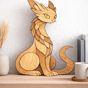 Może przedstawiać: Drewniana rzeźba kota o stylizowanym designie. Kot jest jasnobrązowy z żółtymi oczami i długim, zakrzywionym ogonem. Rzeźba stoi na drewnianej półce. Sierść kota jest szczegółowa z warstwowymi kawałkami drewna.