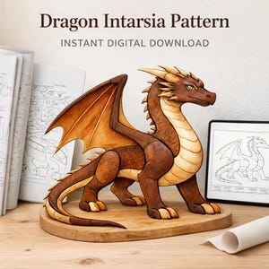 Może przedstawiać: Drewniana rzeźba smoka w odcieniach brązu i beżu, umieszczona na okrągłej drewnianej podstawie. Smok ma szczegółowe skrzydła i groźny wyraz twarzy. Obraz zawiera tekst "Dragon Intarsia Pattern" i "Instant Digital Download".