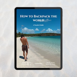 Puede incluir: Una tableta digital muestra una guía de viaje titulada "How to Backpack the World". La portada presenta una escena de playa con una persona caminando por la orilla. La guía incluye secciones sobre presupuestos, itinerarios y consejos.