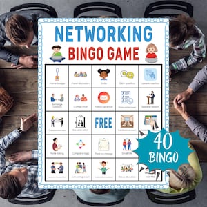 Op de afbeelding: Een Networking Bingo Game bord met een blauw-witte rand, met verschillende netwerkgerelateerde pictogrammen en zinnen. Het spelbord is omgeven door handen en armen van mensen op een houten tafel. De tekst "NETWORKING BINGO GAME" staat bovenaan.