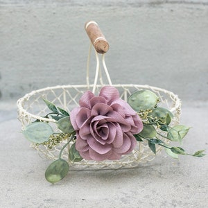 Boho mand bloemenmeisjes | Cadeau klein bloemenmeisje | Rustieke draadmand | Tuinmand bruiloftdecoratie | Petite ivoorkleurige mand | Paarse bloem