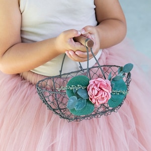 Rustieke bloemenmeisjesmand | Schuur bruiloft bloemenmeisje cadeau | Bronzen minimandje | Country Flower Petal Basket met roze of ivoor bloemen