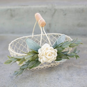 Ivoorkleurige mand bloemenmeisjes | Cadeau bloemenmeisje | Ivoorkleurige minidraadmand | Moderne witte bruiloftsmand | Groen bruiloftsdecor