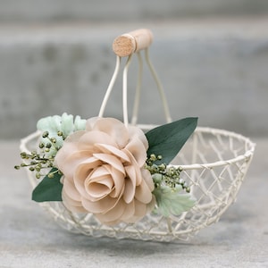 Rustikaler Blumenmädchenkorb | Kleines Blumenmädchen-Geschenk | Rustikaler Drahtkorb | Scheunen-Hochzeitskorb | Zierlicher oder großer Elfenbeinkorb | Beige Blume