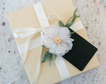 Blumen verziertes Hochzeitsgeschenk | Gedeck Anhänger | Geschenkanhänger | Kreidetafel DIY Party Tags | Handgemachte Anhänger | Holz Favor Anhänger