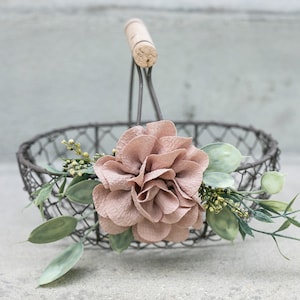Panier de fille de fleur rustique | Petit cadeau de fille d'honneur | Panier en fil métallique bohème | Panier de fleurs de mariage moderne | Fleur mauve ivoire ou taupe chaud