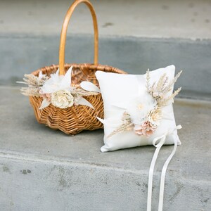Boho mand bloemenmeisjes | Rotanmand + ringkussenset | Desert Willow-bruiloftsmand en kroon | Boho-mand versierd met bloemenmeisjes