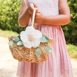 Rotan mand bloemenmeisjes | Bruiloftsmand van wilgen | Mand bloemenmeisjes | Romantisch bruiloftsdecor | Set bloemenmeisjes ringdrager met groen