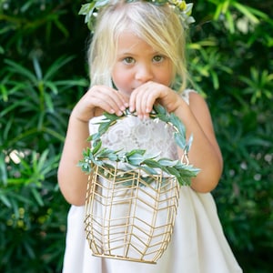 Mand bloemenmeisjes | Petite gouden draadmand | Bijpassende bruiloftsmanden | Mand met bloemblaadjes | Bijpassende set kleine bloemenmeisjes | Draademmer