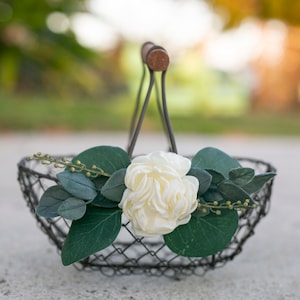 Bloemenmeisjesmand | Schuur bruiloft bloemenmeisje cadeau | Rustieke Bronzen Mini Petal Basket | Landelijke bloemenmand | Roze of ivoor bruiloft decor