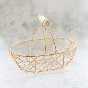 セール/不完全品 • 小さなゴールドフラワーガールバスケット | ゴールドのハンドル付き小さめメタルバスケット