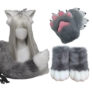 Puede incluir: Un conjunto de cosplay con una cola de lobo gris y blanco, orejas a juego y guantes y cubiertas para los pies con forma de pata. Los guantes y las cubiertas para los pies tienen almohadillas rosas y garras negras. El conjunto está diseñado para disfraces o cosplay.