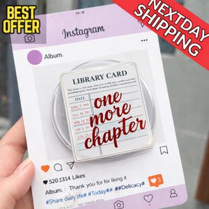 Peut inclure: Un support de t&eacute;l&eacute;phone blanc et argent&eacute; avec un design de carte de biblioth&egrave;que et les mots "one more chapter" en script rouge. Le support est plac&eacute; sur un arri&egrave;re-plan de publication Instagram factice avec le texte "Best Offer" et "Next Day Shipping".