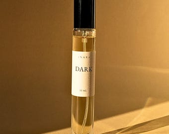 Colonia oscura con aroma a ron de laurel resinoso