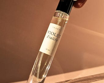 Violeta Freîche · Perfume de hojas de violeta y flores silvestres