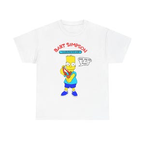 Könnte beinhalten: Weißes T-Shirt mit einem Cartoon-Bild von Bart Simpson, der eine Schleuder hält. Der Text oben lautet "BART SIMPSON" und "UNDERACHIEVER". Eine Sprechblase sagt "AND PROUD OF IT, MAN!"