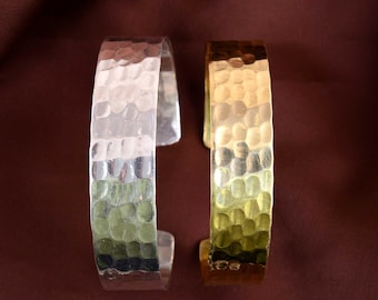 Brazalete de latón martillado, brazalete rústico hecho a mano, regalo de joyería minimalista unisex