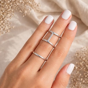 Anillo minimalista de plata con doble aro, anillo abierto ajustable, anillo geométrico llamativo, joyería moderna apilable, regalo para ella.