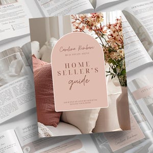 Könnte beinhalten: Ein Home Seller's Guide von Carolina Rimberi, einer Immobilienmaklerin, wird auf einer Broschüre angezeigt. Das Cover ist in zartem Rosa gehalten und trägt den Titel in eleganter Schrift. Die Broschüre ist von anderen offenen Broschüren mit Text und Bildern umgeben.