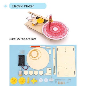 Può includere: Un kit plotter elettrico con la scritta "Electric Plotter". Il plotter in legno disegna un motivo a spirale rosso. Il kit include vari componenti, tra cui una batteria, un motore e altre parti. Il plotter misura 22 x 12,5 x 12 cm.