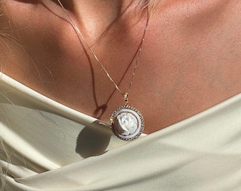 Collar con camafeo de rosa de concha marina, plata de ley bañada en oro de 18 quilates, montura de circonita.