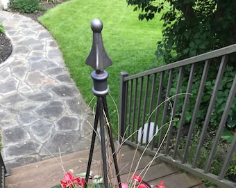 Wing tip garden stake, for flower pots