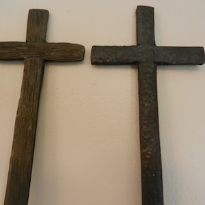 Peut inclure: Deux croix en bois sont pr&eacute;sent&eacute;es sur un fond blanc. La croix de gauche a un aspect rugueux et vieilli, tandis que la croix de droite a une surface plus fonc&eacute;e et textur&eacute;e. Les deux croix ont un design chr&eacute;tien traditionnel.