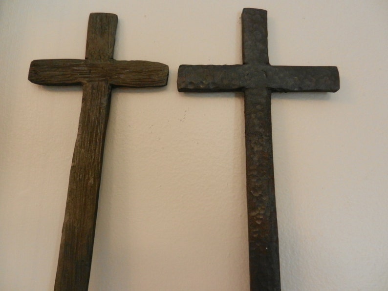 Peut inclure: Deux croix en bois sont pr&eacute;sent&eacute;es sur un fond blanc. La croix de gauche a un aspect rugueux et vieilli, tandis que la croix de droite a une surface plus fonc&eacute;e et textur&eacute;e. Les deux croix ont un design chr&eacute;tien traditionnel.