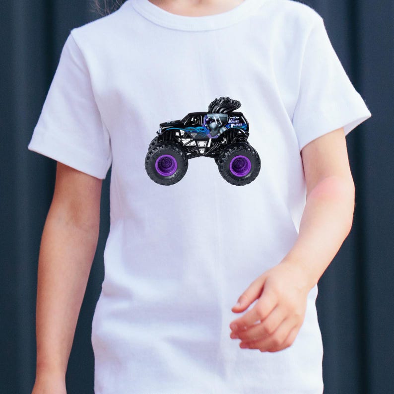 Puede incluir: Camiseta blanca con un gr&aacute;fico de un cami&oacute;n monstruo negro con ruedas moradas. El cami&oacute;n monstruo tiene un dise&ntilde;o detallado con detalles en azul y plata. La camiseta est&aacute; hecha de un material suave y c&oacute;modo.