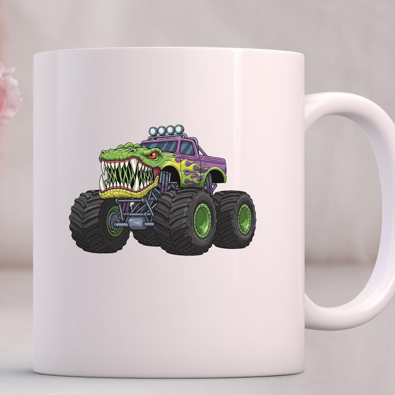 Puede incluir: Taza de cer&aacute;mica blanca con un dibujo de un monster truck con cabeza de cocodrilo verde, carrocer&iacute;a morada y llamas verdes y amarillas. El cami&oacute;n tiene neum&aacute;ticos negros grandes.