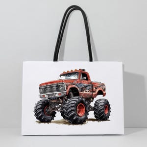 Puede incluir: Un bolso tote blanco con una ilustraci&oacute;n de un cami&oacute;n monstruo rojo. El cami&oacute;n tiene neum&aacute;ticos negros grandes con llantas rojas y un dise&ntilde;o detallado. El bolso tiene asas de cuerda negra.