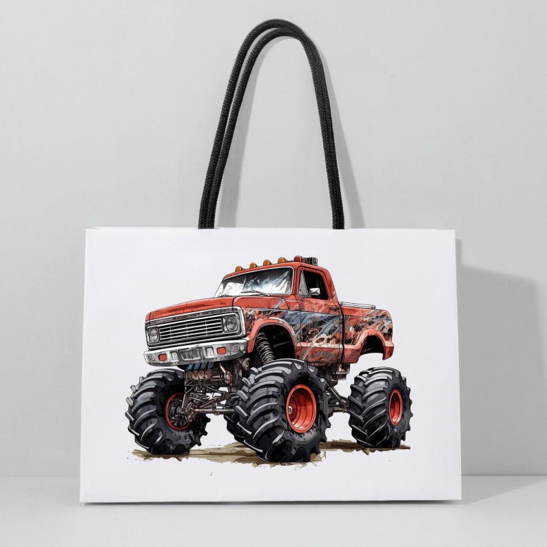 Puede incluir: Un bolso tote blanco con una ilustraci&oacute;n de un cami&oacute;n monstruo rojo. El cami&oacute;n tiene neum&aacute;ticos negros grandes con llantas rojas y un dise&ntilde;o detallado. El bolso tiene asas de cuerda negra.