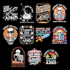 Può includere: Una collezione di undici design grafici con il testo Current Side Quest Brought to You by ADHD. Le illustrazioni includono scheletri che bevono caffè, spade, orologi, fiori, cuori e la sagoma di un drago su uno sfondo al tramonto.